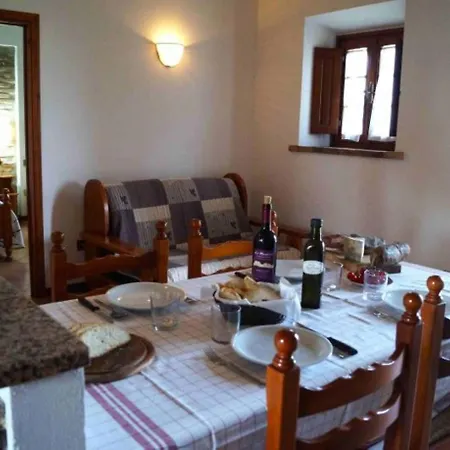 مزرعة للإقامة La Mandriola